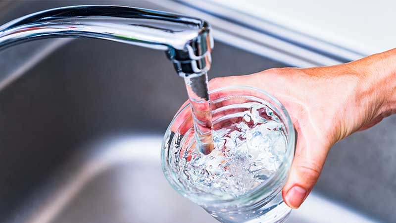 Encher o copo com água da torneira